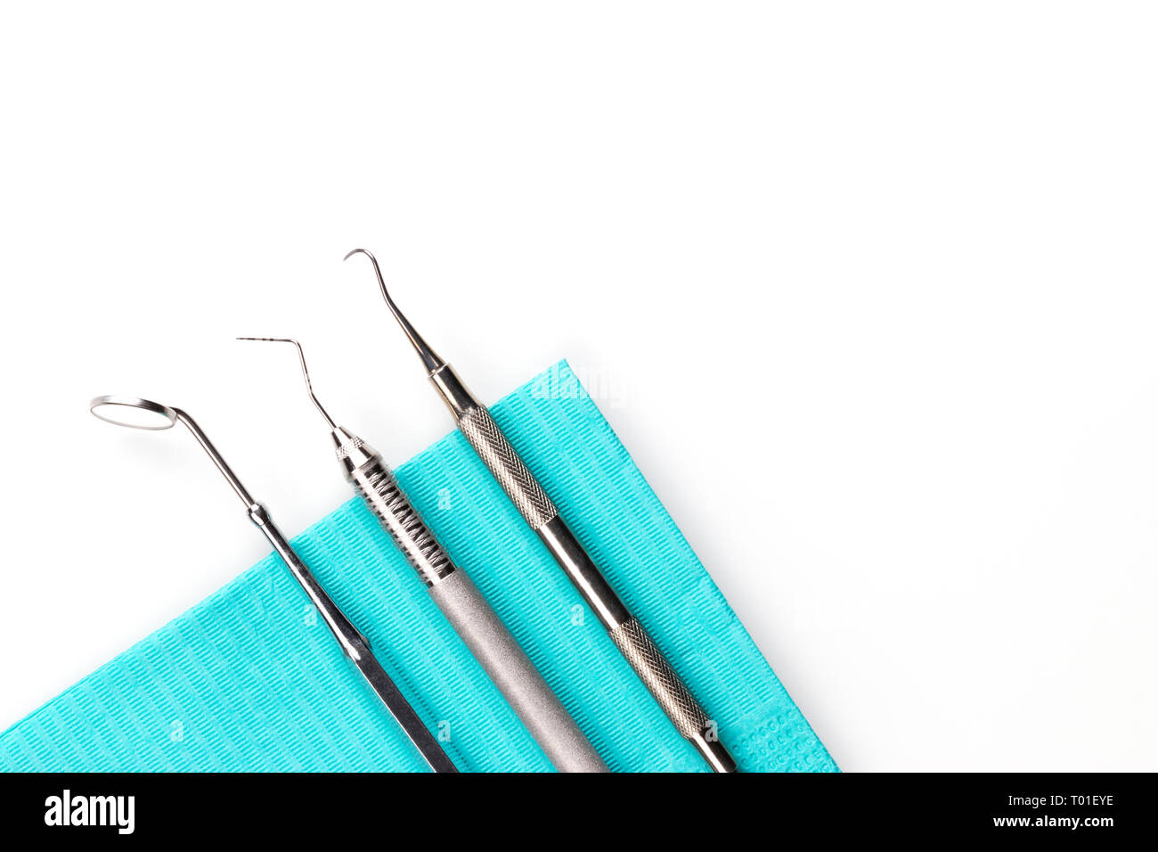 Dentista attrezzature mediche strumenti in studio dentistico su sfondo bianco. Foto Stock