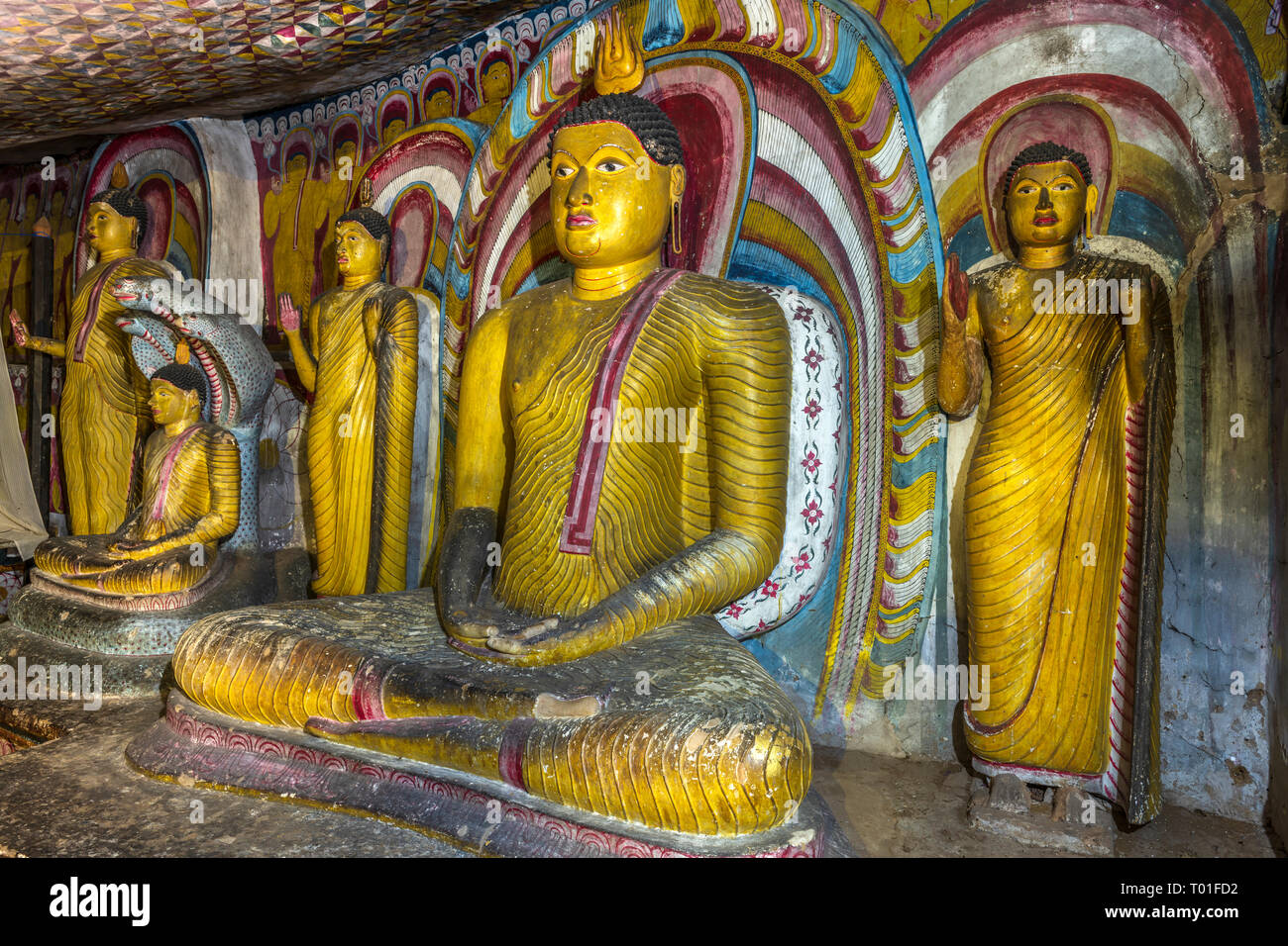 La più impressionante di Sri Lanka la Grotta dei templi, riccamente decorate cinque santuari di 'Dambulla Rock e Grotta dei templi sedersi sotto un enorme outcro rocciose Foto Stock