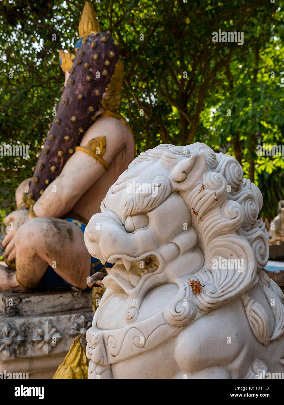 Sculture di Lion e di Dio, monastero buddista Wat Phoy Khuay, Luang Prabang, Laos Foto Stock