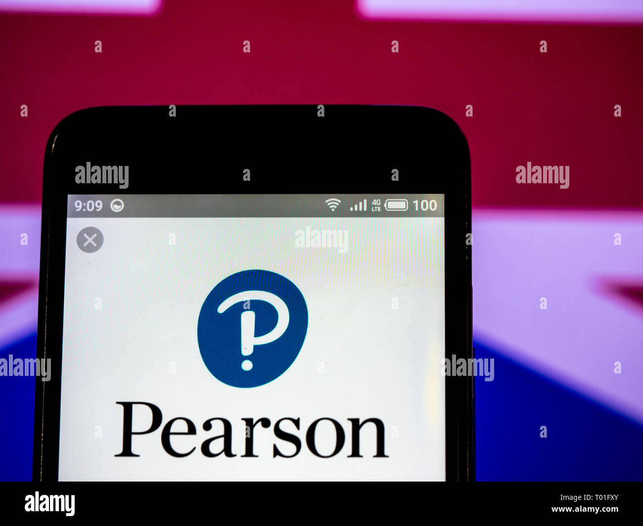 Pearson PLC logo che si vede visualizzato sul telefono intelligente. Foto Stock