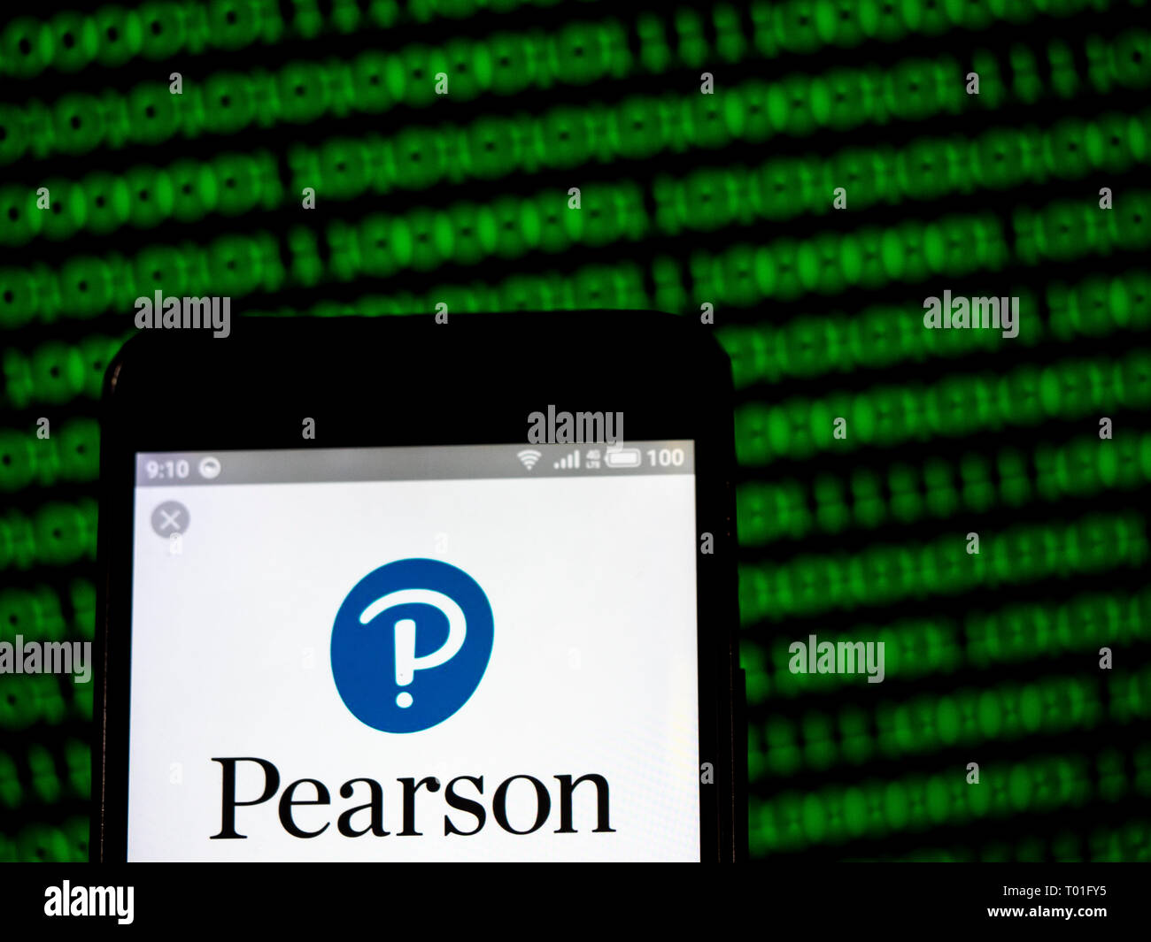 Pearson PLC logo che si vede visualizzato sul telefono intelligente. Foto Stock