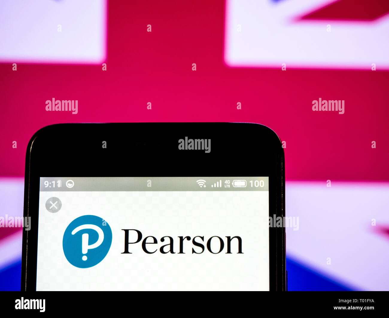 Pearson PLC logo che si vede visualizzato sul telefono intelligente. Foto Stock