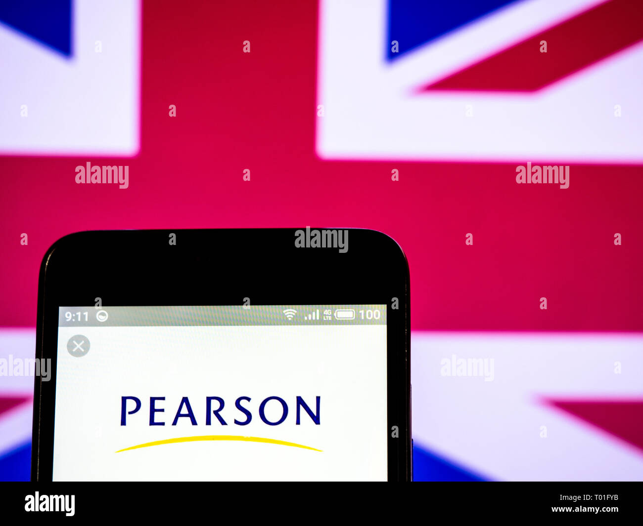 Pearson PLC logo che si vede visualizzato sul telefono intelligente. Foto Stock