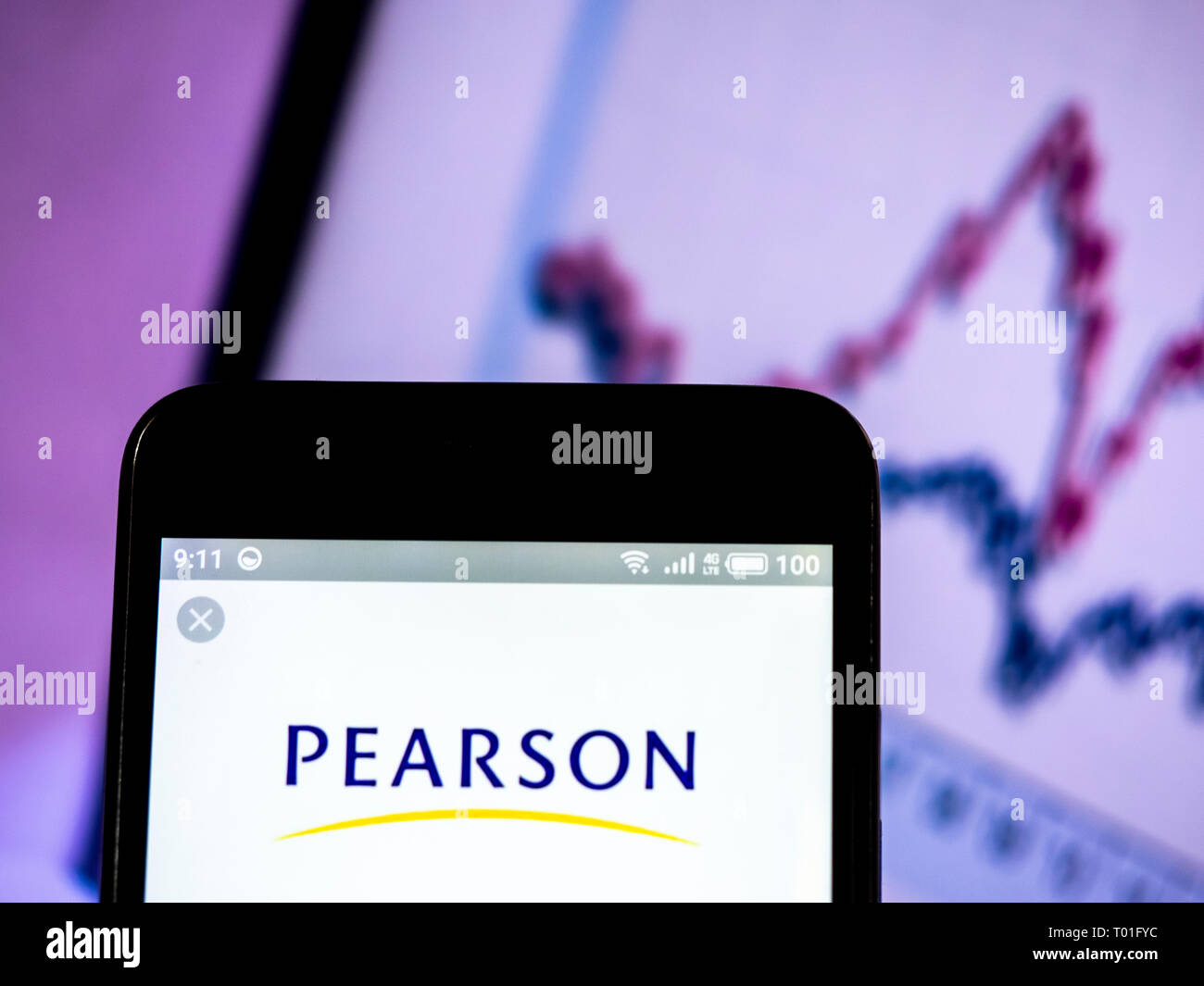 Pearson PLC logo che si vede visualizzato sul telefono intelligente. Foto Stock