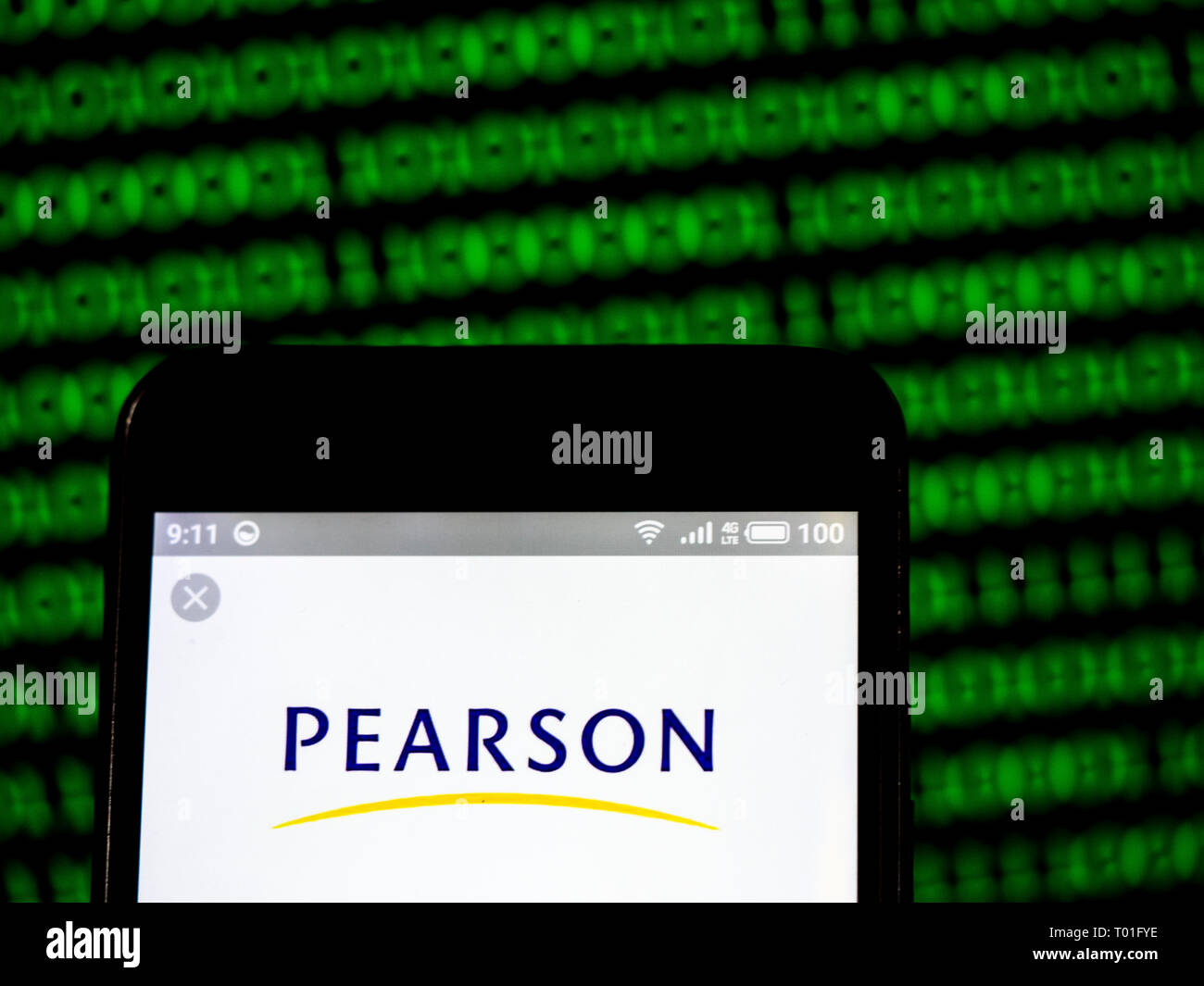 Pearson PLC logo che si vede visualizzato sul telefono intelligente. Foto Stock