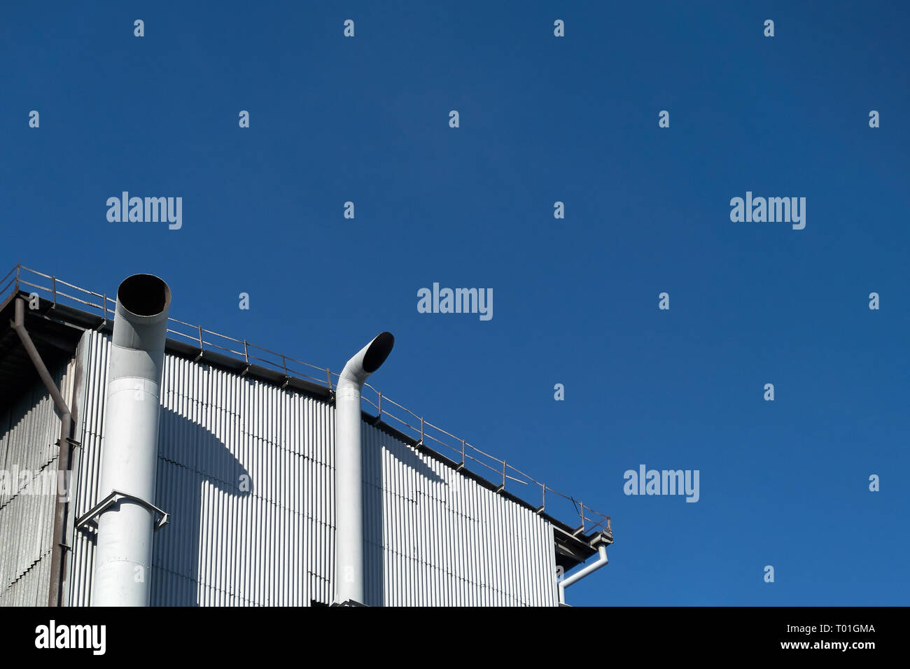 Luminosa impianto di separazione di aria a bright giornata soleggiata su chiaro profondo cielo blu sfondo con copia spazio. Foto Stock