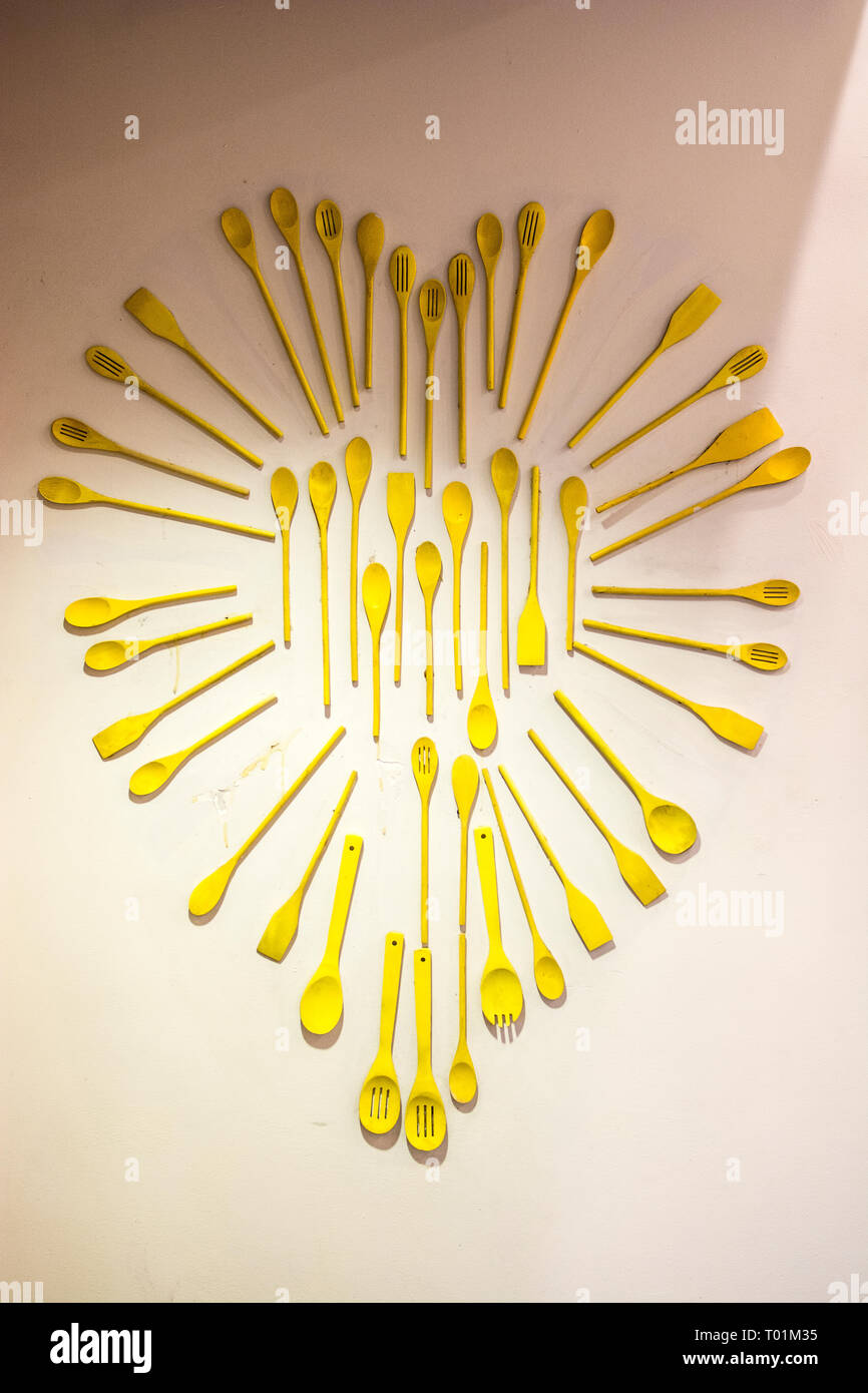 Una decorazione a forma di cuore composta di varie cucina in legno utinsels. Foto Stock