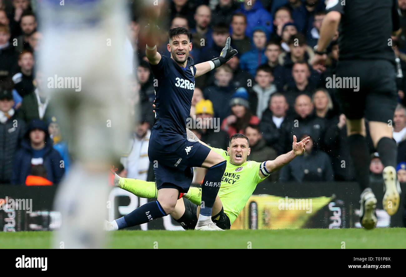 Leeds United portiere Kiko Casilla falli Sheffield Regno's Billy Sharp, risultante in un cartellino rosso, durante il cielo di scommessa match del campionato a Elland Road, Leeds. Foto Stock