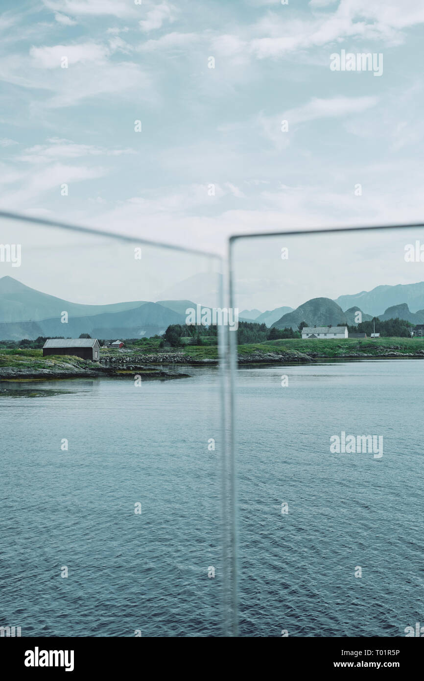 I pannelli di vetro del punto di vista Askevågen sull'Atlantico strada turistica nazionale percorso vicino Hustad in Norvegia Foto Stock