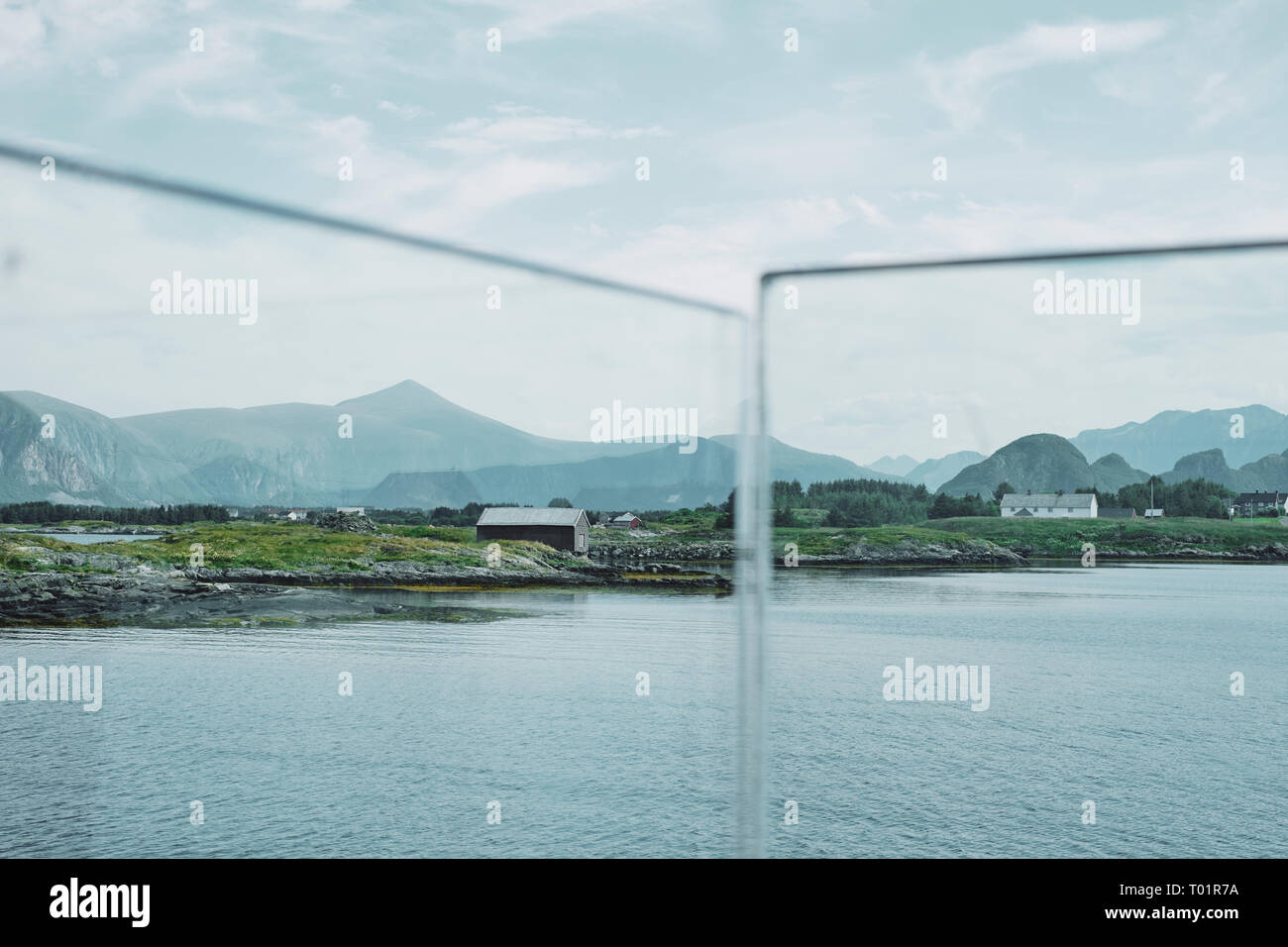 I pannelli di vetro del punto di vista Askevågen sull'Atlantico strada turistica nazionale percorso vicino Hustad in Norvegia Foto Stock