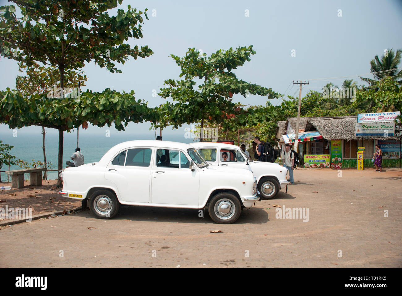 White Taxi in Varkala, Thirvananthapuram, Kerala, India. Foto Stock