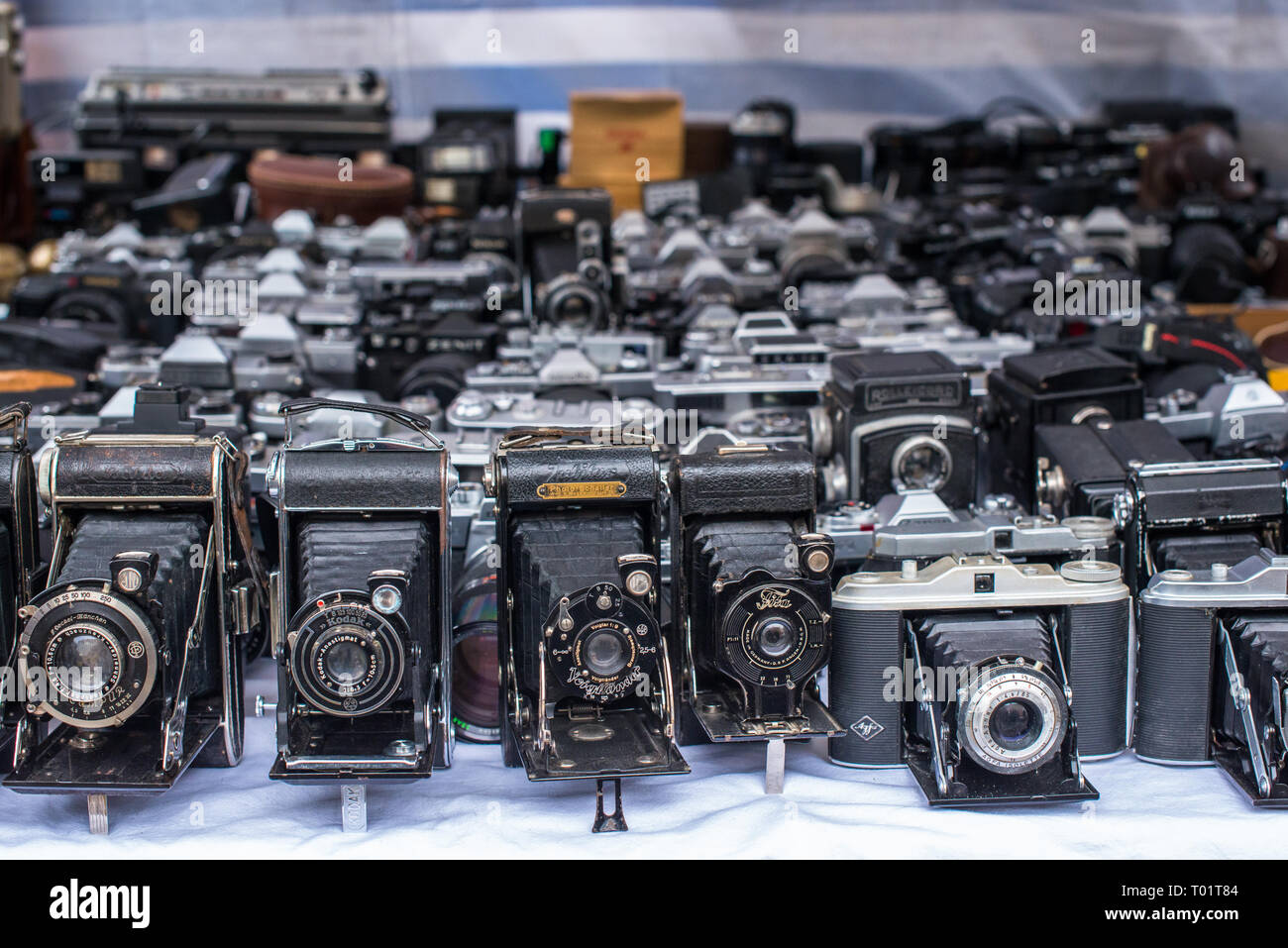 Telecamere antiquate in vendita presso il mercato Naschmarkt Linke Wienzeile mercato delle pulci Mercato antiquario. Vienna. Austria. Foto Stock