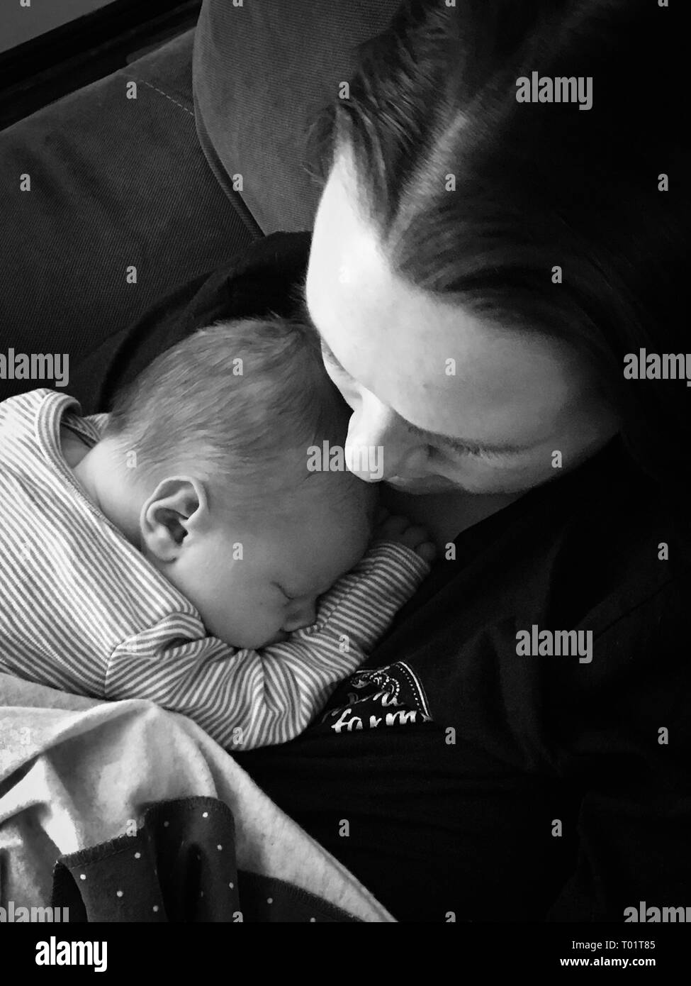 Immagine pacifica di un neonato cuddling con sua madre il primo giorno a casa dall'ospedale. Eccellente per la Festa della mamma usa,pro vita/pro Scelta articolo Foto Stock