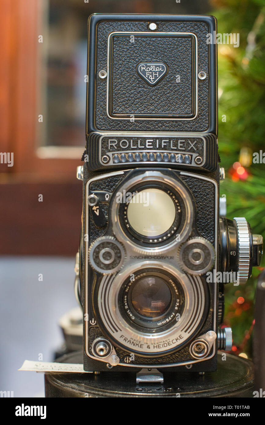 Una Rolleiflex planare 3.5E TLR Fotocamera di visualizzazione con il cofano aperto e alla lente di ingrandimento sollevata. Foto Stock