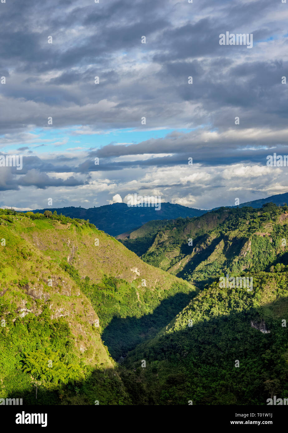 Magdalena River Valley visto da La Chaquira, San Agustin, Dipartimento di Huila, Colombia Foto Stock