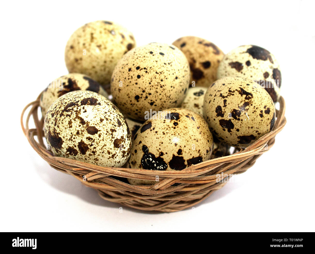Uova di quaglia in un cesto su uno sfondo bianco. Protein diet. Dieta sana. Messa a fuoco sfocata. Foto Stock