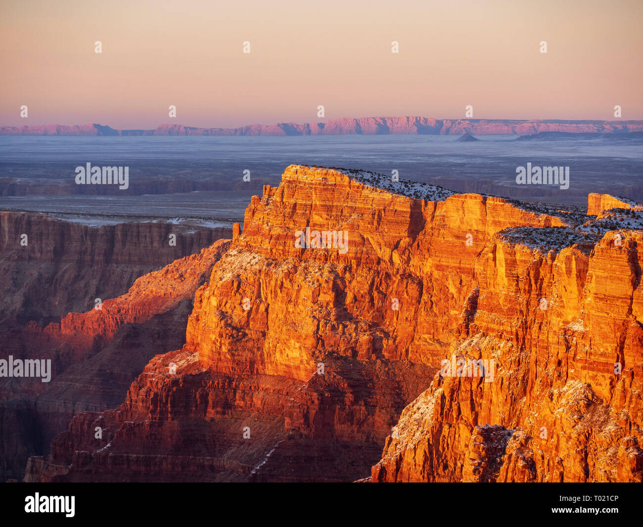 Palisades del deserto visto dalla vista del deserto si affacciano, il Parco Nazionale del Grand Canyon. Deserto Dipinto e vermiglio scogliere in distanza. Foto Stock