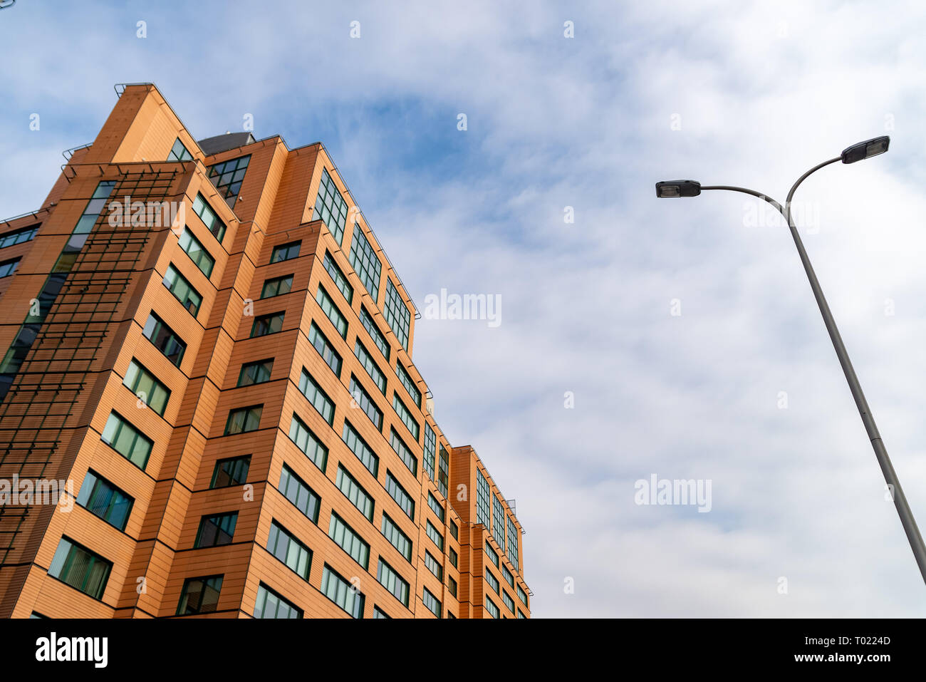 Centro Business. Edificio di mattoni rossi con finestre verdi contro il cielo. Foto Stock