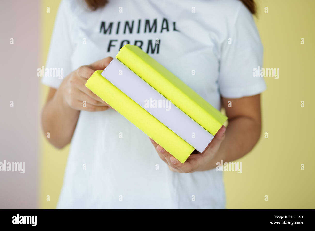 Molti libri di testo in mani femminili. Si torna a scuola. Concetto di istruzione, hobby, studio e giornata mondiale del libro. Foto Stock