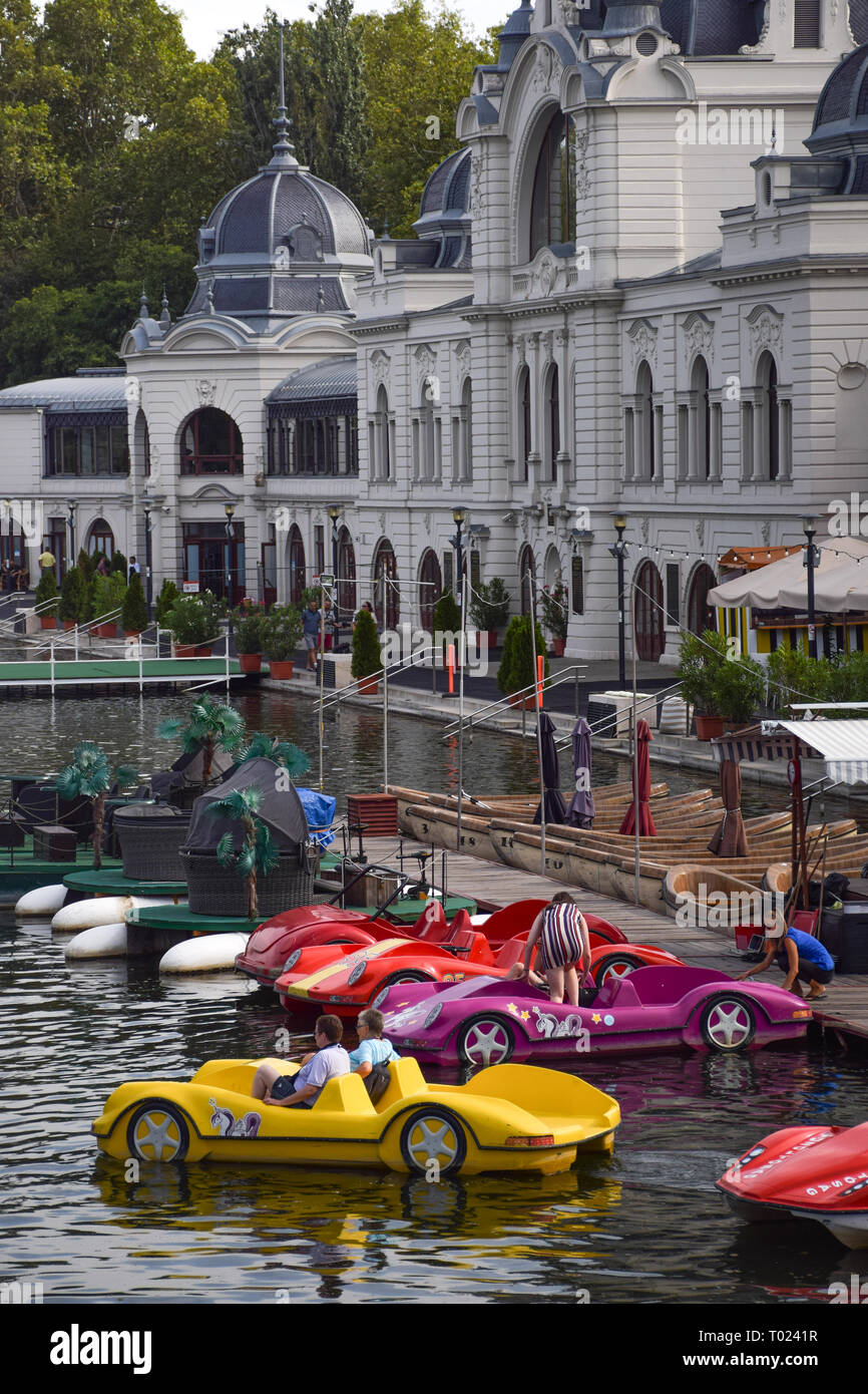 Budapest, Ungheria, Settembre , 13, 2019 - Persone utilizzando auto pedale a forma di barca in un lago nel parco Varosliget in una giornata di sole Foto Stock