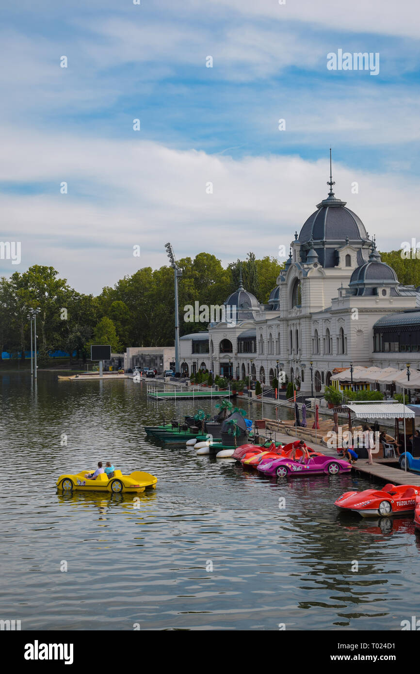 Budapest, Ungheria, Settembre , 13, 2019 - Persone utilizzando auto pedale a forma di barca in un lago nel parco Varosliget in una giornata di sole Foto Stock