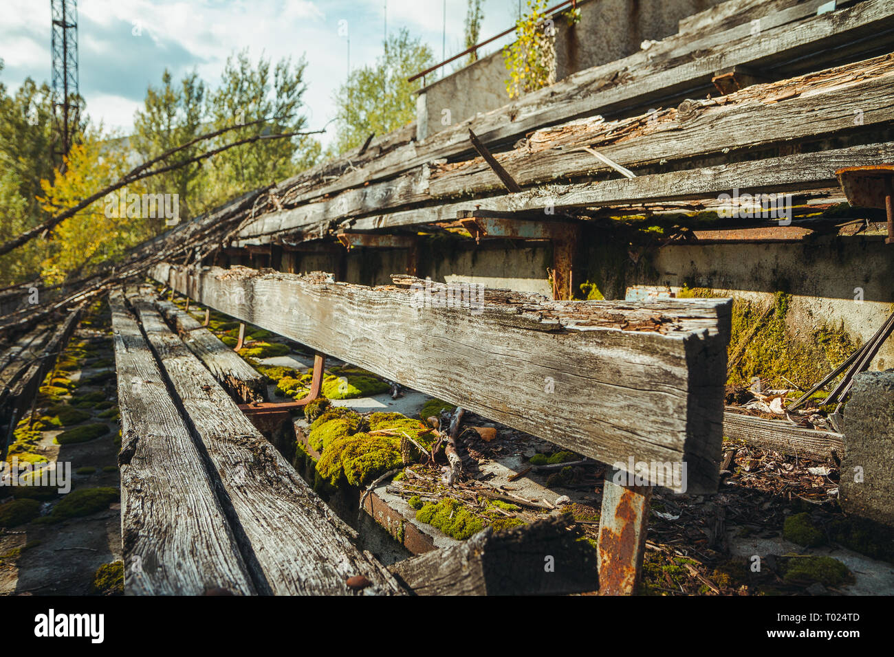 Il vecchio stadio di calcio a Cernobyl zona di esclusione. Zona radioattiva in pripjat città - abbandonato città fantasma. La storia di Cernobyl di catastrofe Foto Stock