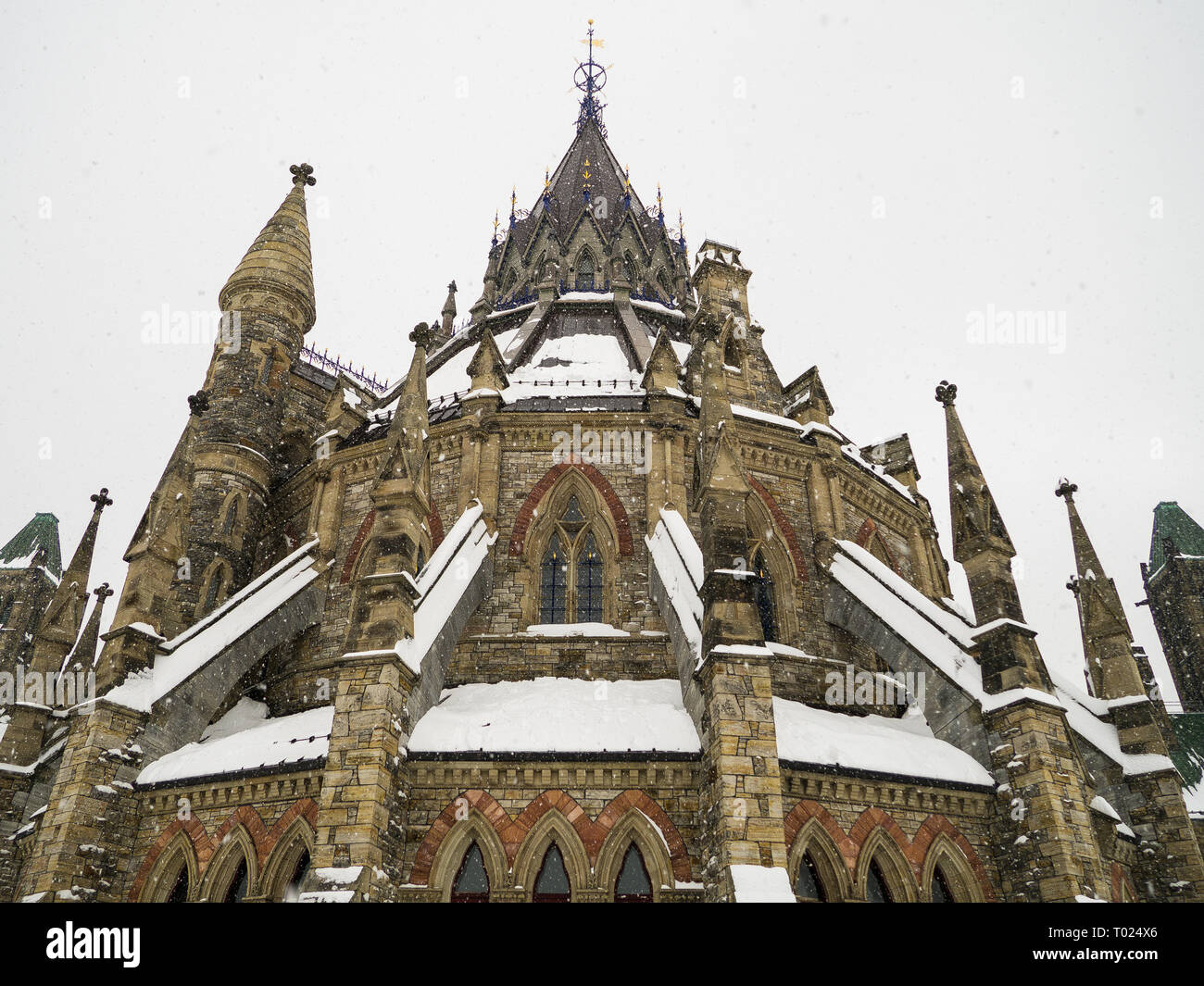 La bellezza della biblioteca del parlamento nella nevicata, Ottawa - la capitale del Canada Foto Stock