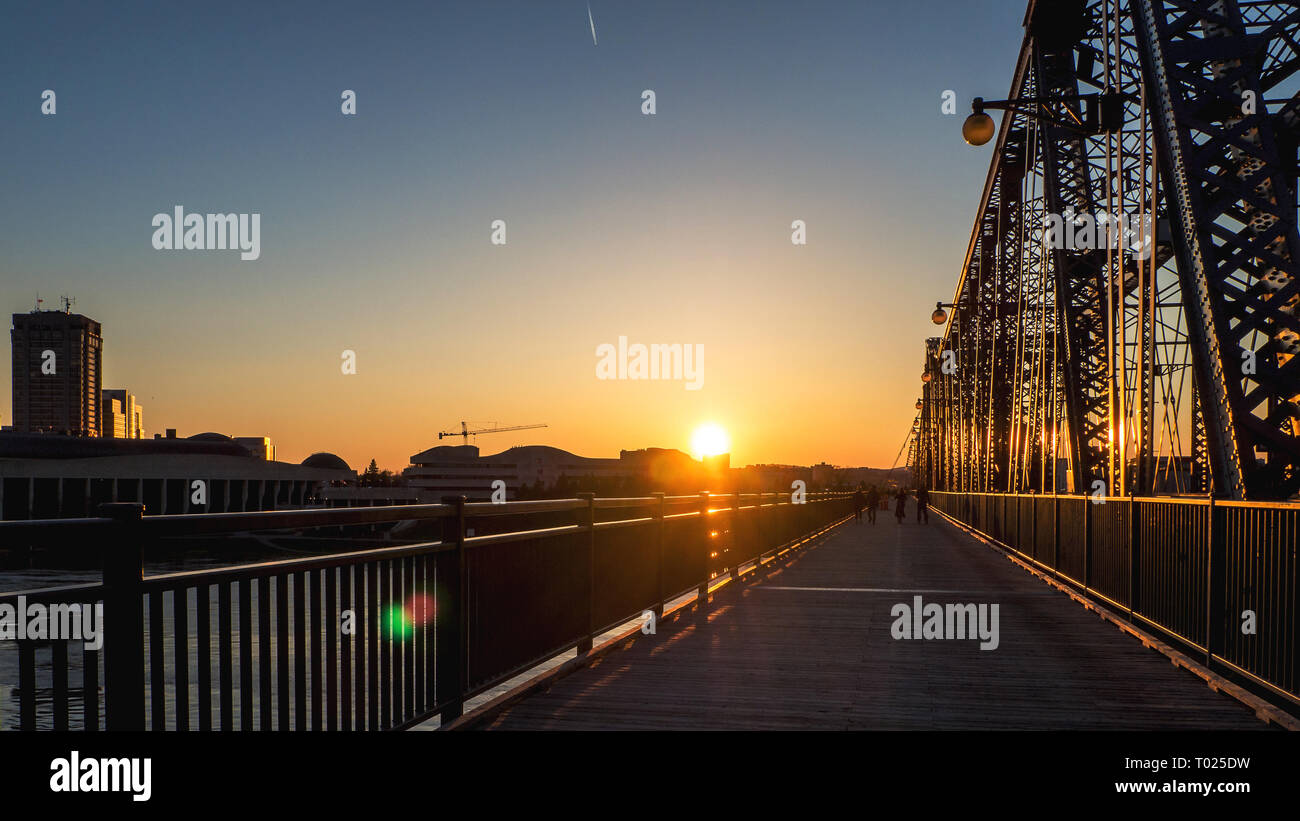 Tramonto sul ponte di Alexandra (Ponte interprovinciale), Ottawa Foto Stock