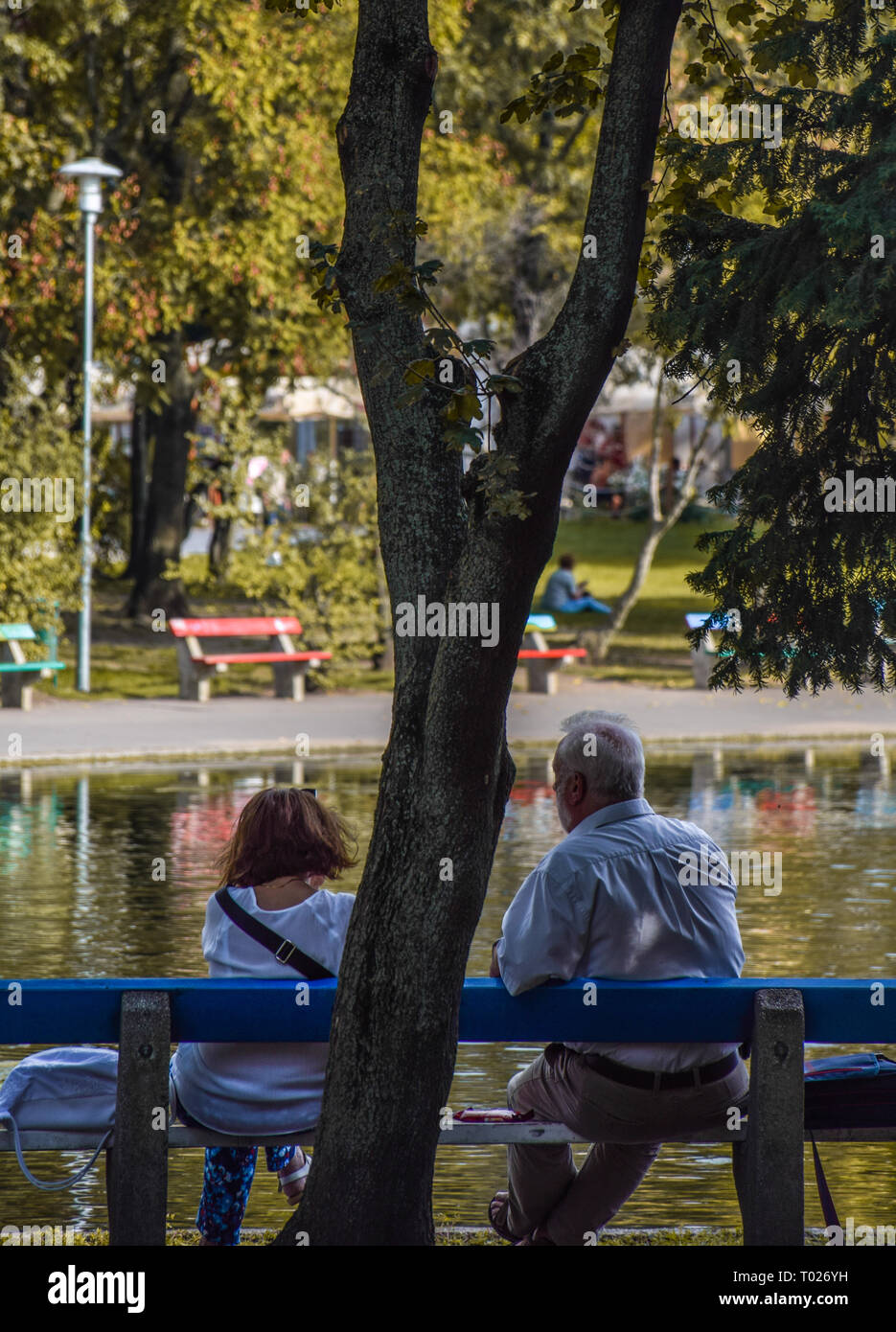 Budapest, Ungheria, Settembre , 13, 2019 - coppia di anziani godendo il giorno di fronte al lago a varolisget park Foto Stock