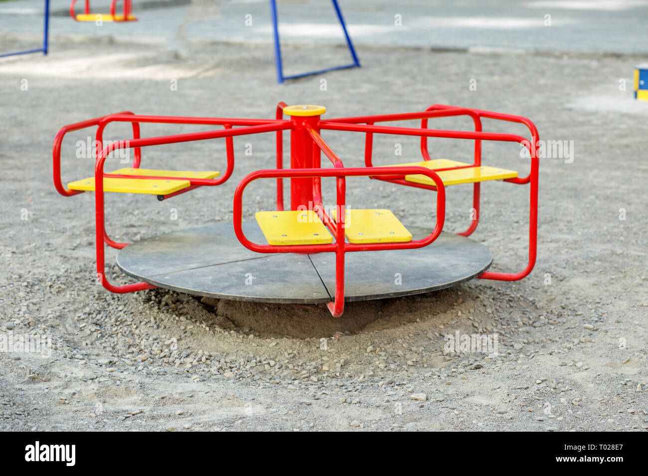 Giostra rosso nel parco giochi. Il concetto di infanzia, genitorialità, giochi Foto Stock