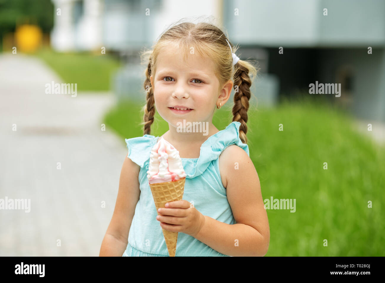 Capretto piccolo ragazza con gelato. Il concetto di infanzia, stile di vita, cibo, estate Foto Stock