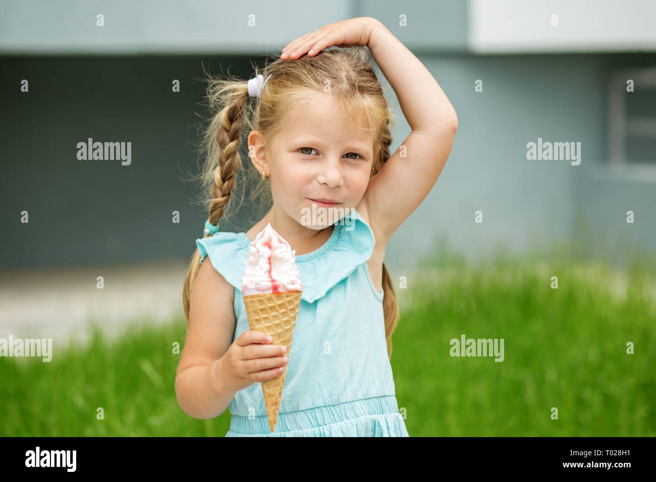Un bambino con gelato. Il concetto di infanzia, stile di vita, cibo, estate Foto Stock