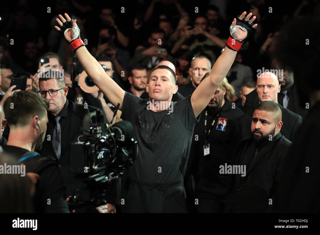 Darren fino alle passeggiate per l'anello prima del suo Welterweight bout durante UFC Fight Night 147 all'O2 Arena, Londra. Foto Stock