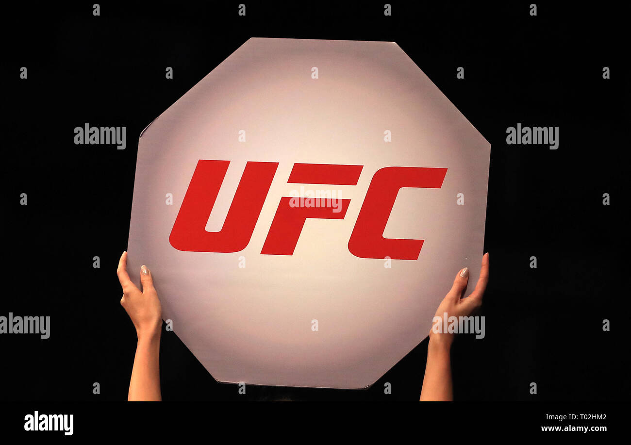Una ragazza ad anello può contenere fino a UFC segno durante UFC Fight Night 147 all'O2 Arena, Londra. Foto Stock