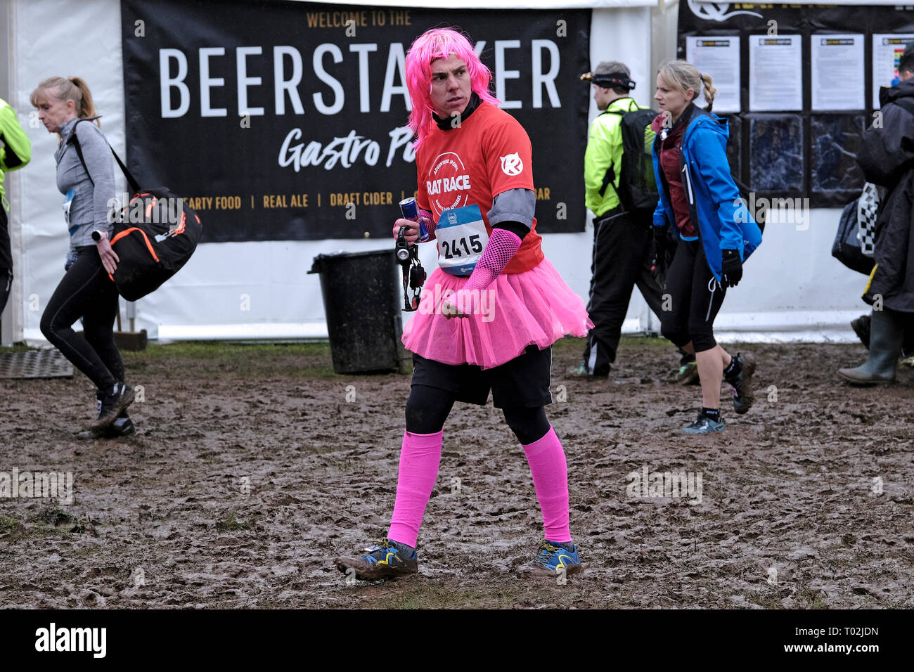 INNERLEITHEN, Traquair House & Break, UK. 16.Mar.2019. Xiii Mighty Deerstalker avventura gara didascalia: Fancy Dress all'ordine del giorno per alcuni dei partecipanti nella possente Deerstalker xiii Mighty Deerstalker, gara ratto sport di avventura. La più stravagante, di notte, trail running evento nel calendario britannico 3000 hardy traccia corridori sarà la rubrica di Traquair House, Orpington, in Scottish Borders, per il Potente Deerstalker, il più grande e più impegnativi 'do in Tweed' notte a tema esegui per essere messa in scena nel Regno Unito. (Foto: Rob grigio) Foto Stock