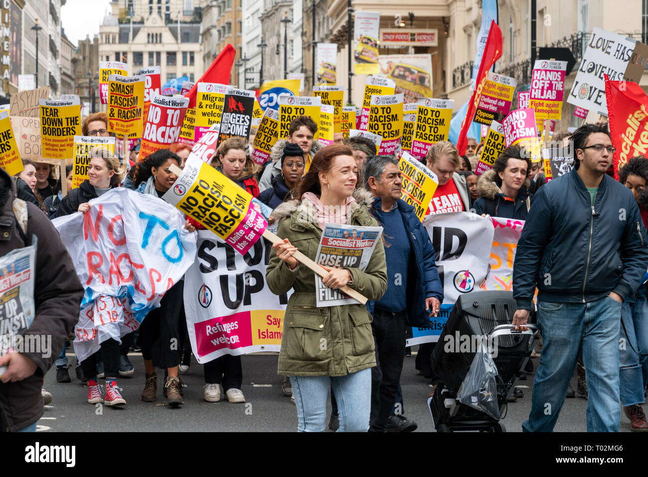 Londra, Regno Unito. Xvi Feb, 2019. Le persone si incontrano per protestare contro quanto di gruppi di destra nel Regno Unito e in Europa. Credito: AndKa/Alamy Live News Foto Stock