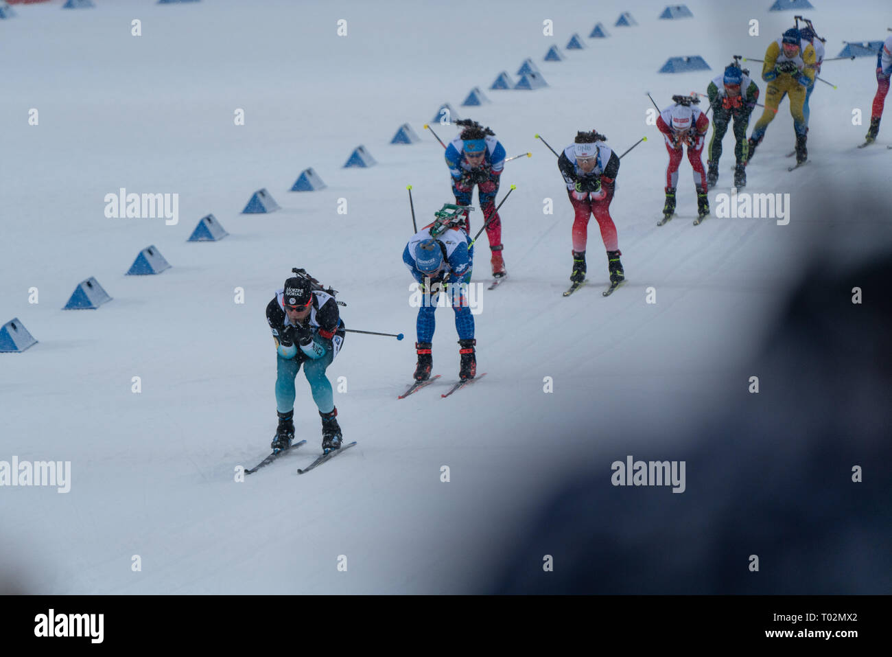 Ski Stadium, Oestersund, Svezia, 17 marzo 2019 era maschile e femminile i relè giorno all'IBU Campionati Mondiali di Biathlon e 20.000 tifosi riempito lo stadio di Östersund. Nella foto: gli uomini entrano in campo per la prima ripresa. Immagine: Rob Watkins/Alamy News Foto Stock