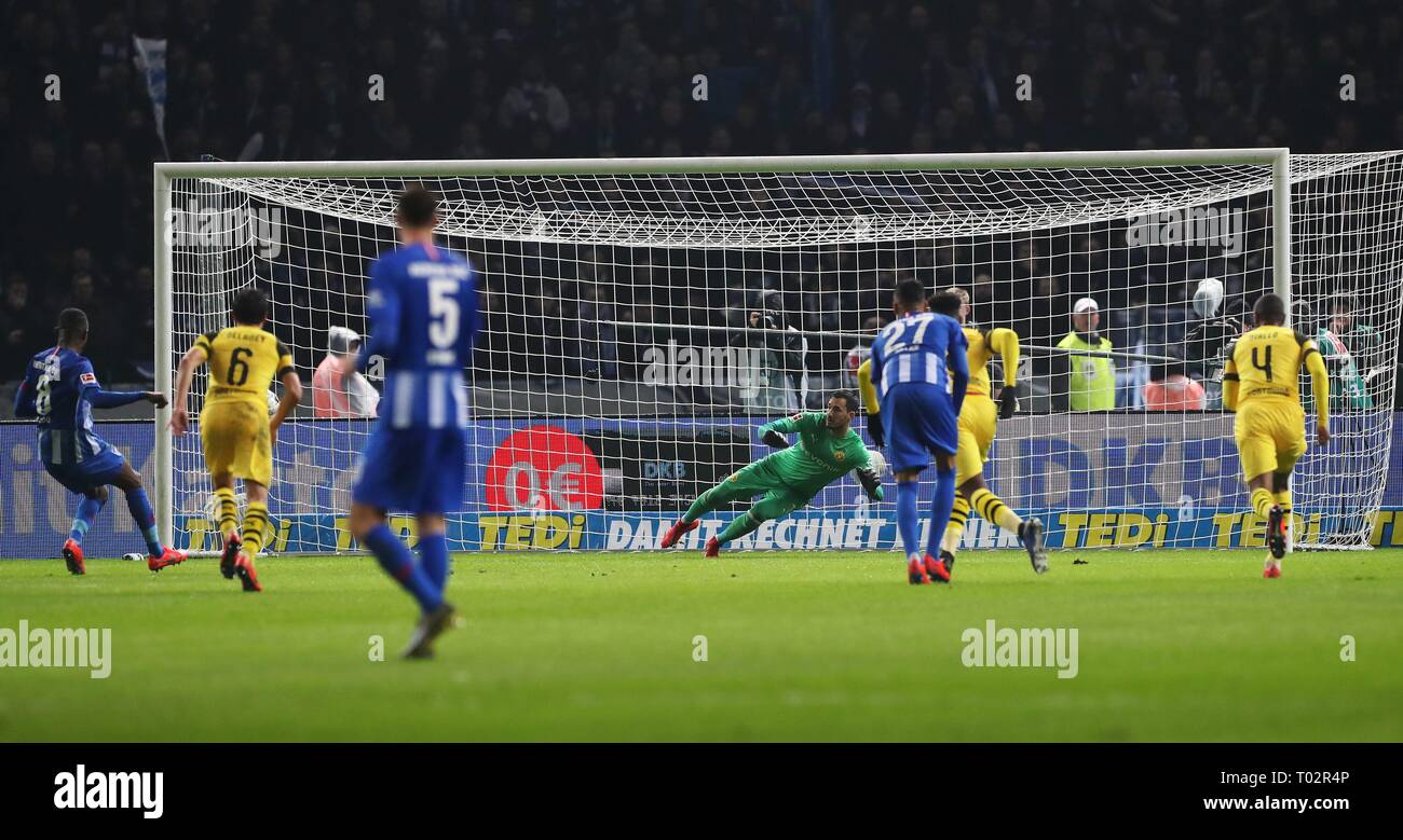 Berlino, Germania. 16 Mar, 2019.firo: 16.03.2019 Fuvuball, calcio: 1. Bundesliga, stagione 2018/2019 Hertha BSC Berlin - BVB Borussia Dortmund obiettivo, Hertha Salomon Kalou, Strafstovu, pena, pena, pena, BVB goalwart, goalhvºter, portiere, Bvºrki romano, Buerki, $ worldrights, i nostri termini e condizioni generali, disponibile sul sito www.firosportphoto.de, copyright by firo sportphoto: Coesfelder Str. 207 D-48249 Dvºlmen Germania, www.firosportphoto.de mail@firosportphoto.de (V olksbank B ochum - W IBEN DE68 4306 0129 0341 1171 00 Tel: € † 49-2594-9916004 Fax: € † 49-2594-9916005 Credito: dpa pi Foto Stock