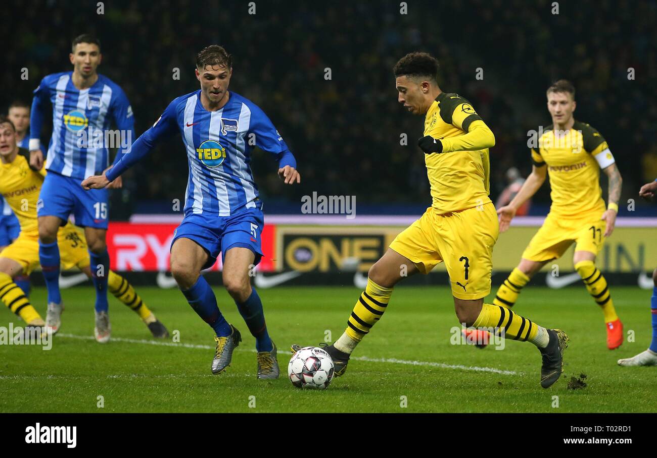 Berlino, Germania. 16 Mar, 2019.Berlino, Germania. 16 Mar, 2019. firo: 16.03.2019 Fuertevent, calcio: 1. Bundesliga, stagione 2018/2019 Hertha BSC Berlin - BVB Borussia Dortmund 2: 3 BVB Jadon Sancho, duelli, duello, Hertha Niklas Stark, | Utilizzo di credito in tutto il mondo: dpa/Alamy Live News Credito: dpa picture alliance/Alamy Live News Foto Stock