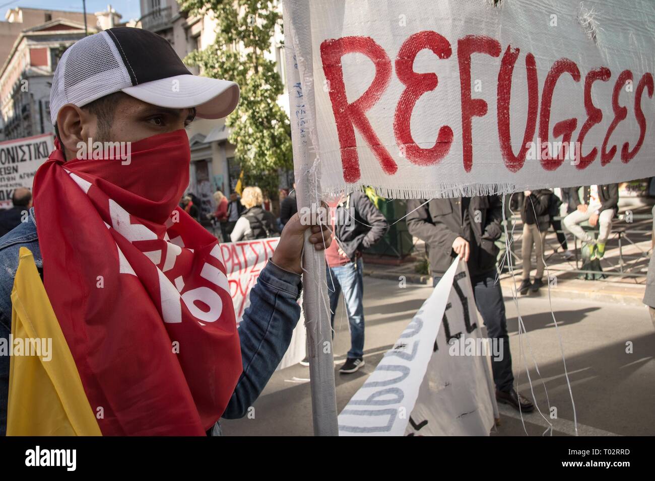 Atene, Grecia. 16 marzo 2019. Un manifestante visto tenendo un banner durante la dimostrazione. Migliaia di persone hanno avuto luogo nel corso di una protesta durante la giornata internazionale contro il razzismo e il fascismo in Atene. Credito: SOPA Immagini limitata/Alamy Live News Foto Stock