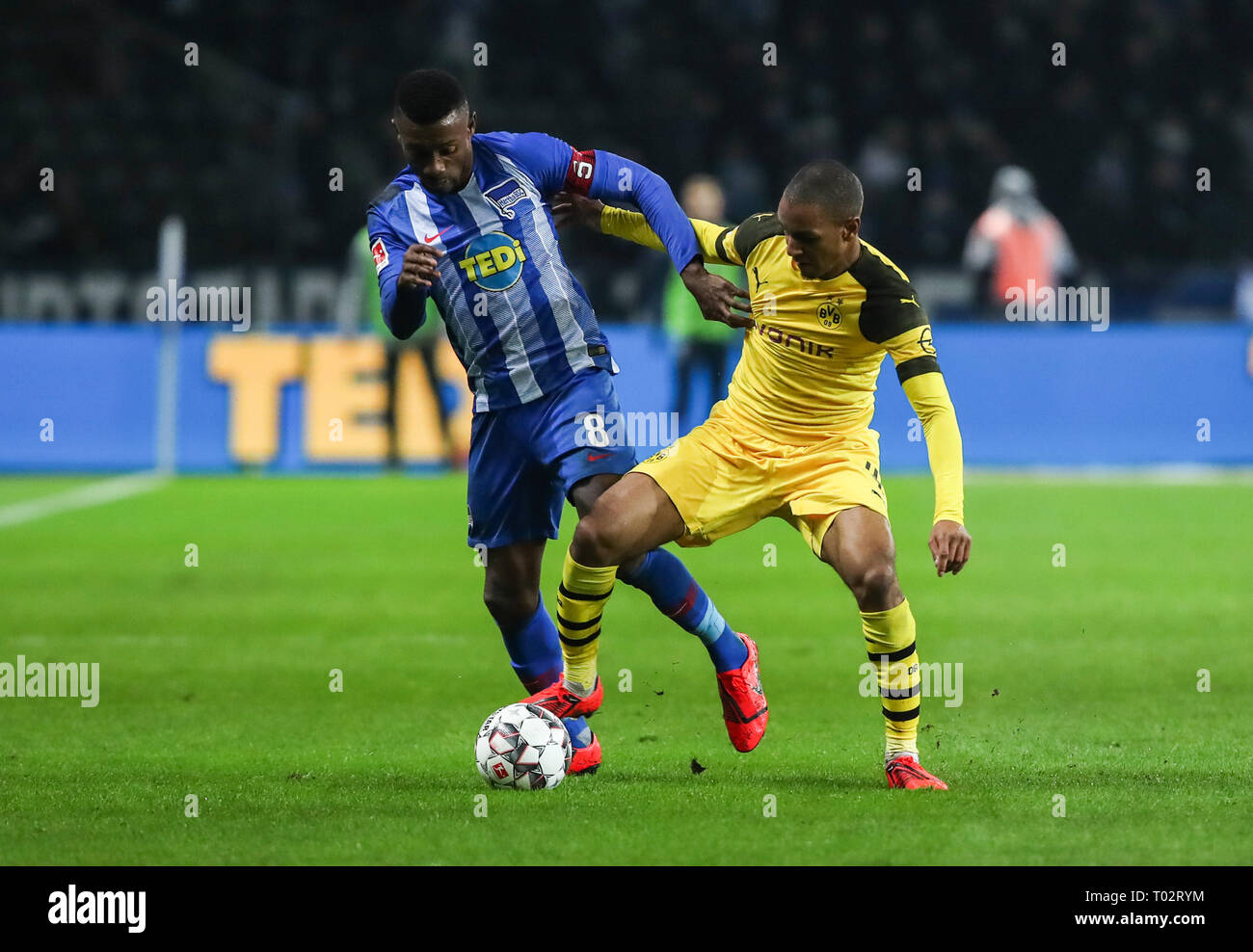 Berlino, Germania. 16 Mar, 2019. La Hertha Salomon Kalou (L) vies con Dortmund Abdou Diallo durante un match della Bundesliga tra Hertha BSC e il Borussia Dortmund, a Berlino, Germania, il 16 marzo 2019. Dortmund ha vinto 3-2. Credito: Shan Yuqi/Xinhua/Alamy Live News Foto Stock