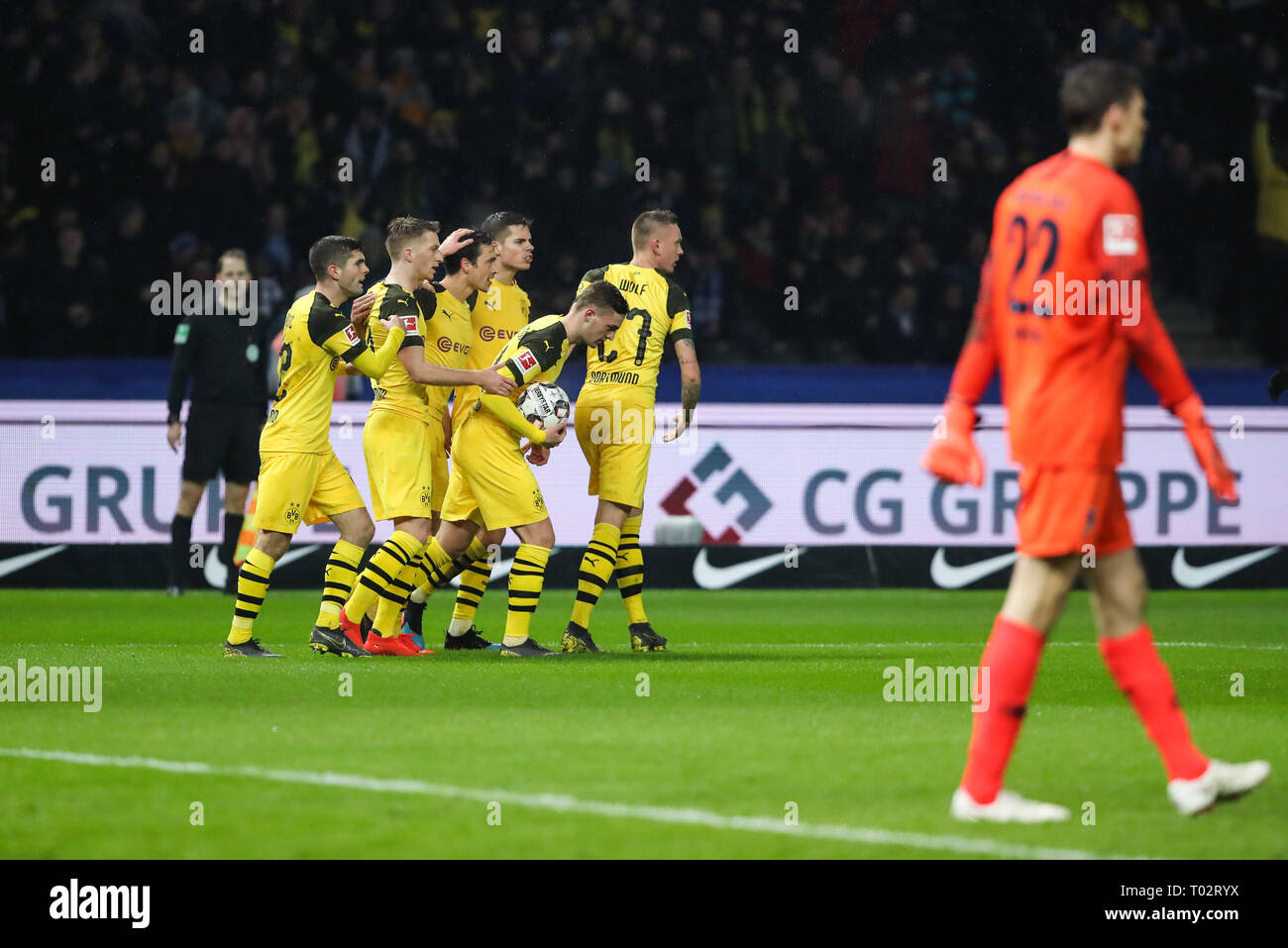 Berlino, Germania. 16 Mar, 2019. Dortmund i giocatori di celebrare il punteggio durante un match della Bundesliga tra Hertha BSC e il Borussia Dortmund, a Berlino, Germania, il 16 marzo 2019. Dortmund ha vinto 3-2. Credito: Shan Yuqi/Xinhua/Alamy Live News Foto Stock