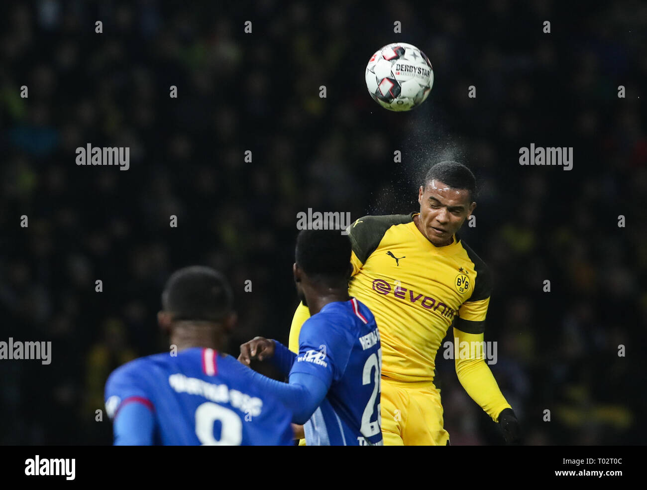 Berlino, Germania. 16 Mar, 2019. Dortmund è Manuel Akanji (up) compete durante un match della Bundesliga tra Hertha BSC e il Borussia Dortmund, a Berlino, Germania, il 16 marzo 2019. Dortmund ha vinto 3-2. Credito: Shan Yuqi/Xinhua/Alamy Live News Foto Stock