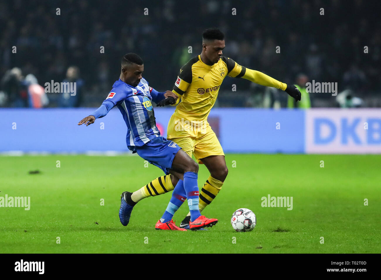 Berlino, Germania. 16 Mar, 2019. Dortmund Zagadou Dan-Axl (R) il sistema VIES con Hertha di Salomon Kalou durante un match della Bundesliga tra Hertha BSC e il Borussia Dortmund, a Berlino, Germania, il 16 marzo 2019. Dortmund ha vinto 3-2. Credito: Shan Yuqi/Xinhua/Alamy Live News Foto Stock