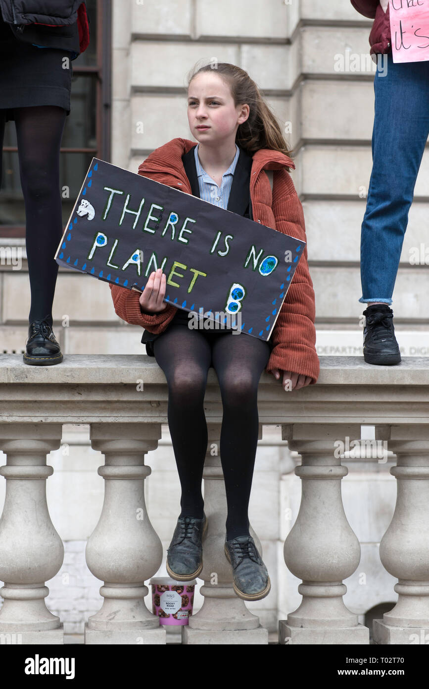 Un visto studente tenendo un cartello "lettura non vi è alcun pianeta b" durante la protesta. Centinaia di giovani si sono riuniti presso la piazza del Parlamento, unendo il clima globale sciopero e impegnativo da parte del governo e dei politici di azioni dirette per affrontare il cambiamento climatico. Gli studenti in più di cento paesi è andato per le strade per partecipare a un clima global strike. Foto Stock