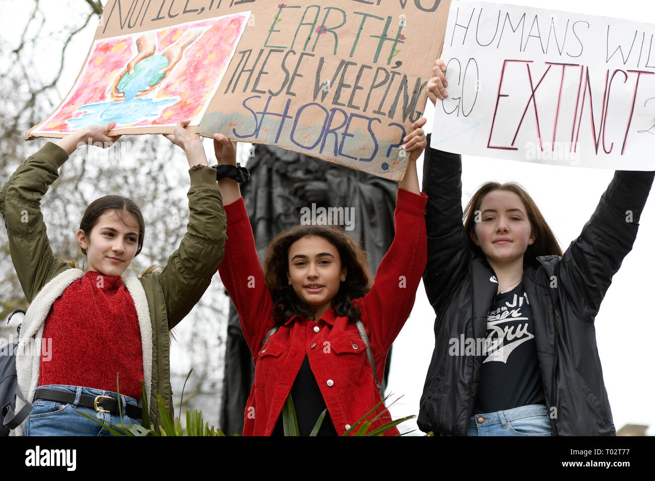 Gli studenti sono visti tenendo cartelloni durante la protesta. Centinaia di giovani si sono riuniti presso la piazza del Parlamento, unendo il clima globale sciopero e impegnativo da parte del governo e dei politici di azioni dirette per affrontare il cambiamento climatico. Gli studenti in più di cento paesi è andato per le strade per partecipare a un clima global strike. Foto Stock