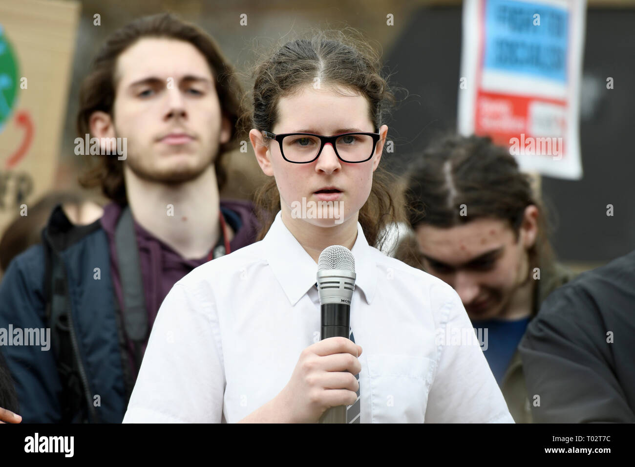 Una gioventù visto parlare fuori le loro preoccupazioni circa il cambiamento climatico durante la protesta. Centinaia di giovani si sono riuniti presso la piazza del Parlamento, unendo il clima globale sciopero e impegnativo da parte del governo e dei politici di azioni dirette per affrontare il cambiamento climatico. Gli studenti in più di cento paesi è andato per le strade per partecipare a un clima global strike. Foto Stock