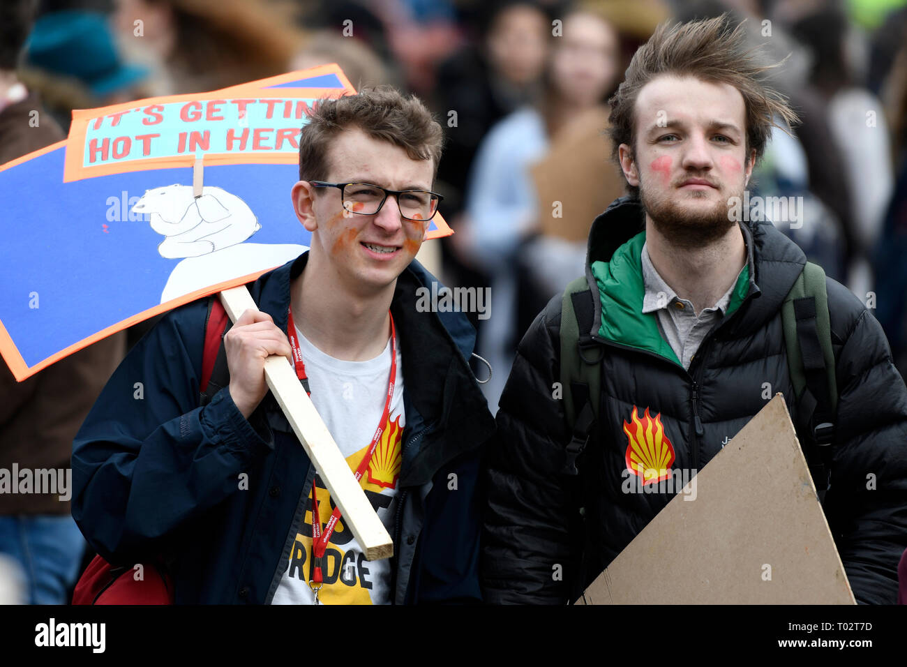 Un visto studente tenendo un cartello a leggere "è sempre caldo in qui" durante la protesta. Centinaia di giovani si sono riuniti presso la piazza del Parlamento, unendo il clima globale sciopero e impegnativo da parte del governo e dei politici di azioni dirette per affrontare il cambiamento climatico. Gli studenti in più di cento paesi è andato per le strade per partecipare a un clima global strike. Foto Stock