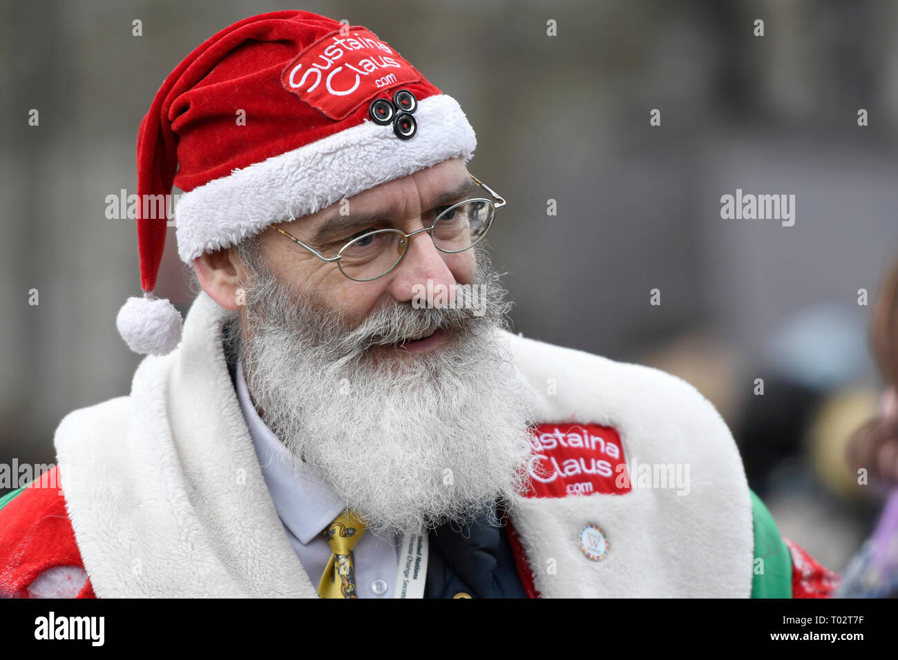 'Sustaina Claus' visto durante la protesta. Centinaia di giovani si sono riuniti presso la piazza del Parlamento, unendo il clima globale sciopero e impegnativo da parte del governo e dei politici di azioni dirette per affrontare il cambiamento climatico. Gli studenti in più di cento paesi è andato per le strade per partecipare a un clima global strike. Foto Stock