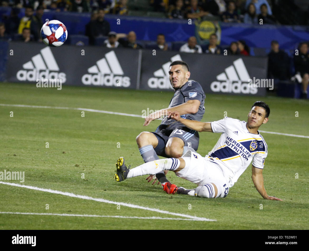 Los Angeles, California, USA. 16 Mar, 2019. LA galassia della LA centrocampista Uriel Antuna (18) del Messico e del Minnesota Regno defender Michael Boxall (15) della Nuova Zelanda, lotta per la palla durante il 2019 Major League Soccer (MLS) match tra la galassia e del Minnesota uniti in Los Angeles, California, 16 marzo 2019. Credito: Ringo Chiu/ZUMA filo/Alamy Live News Foto Stock